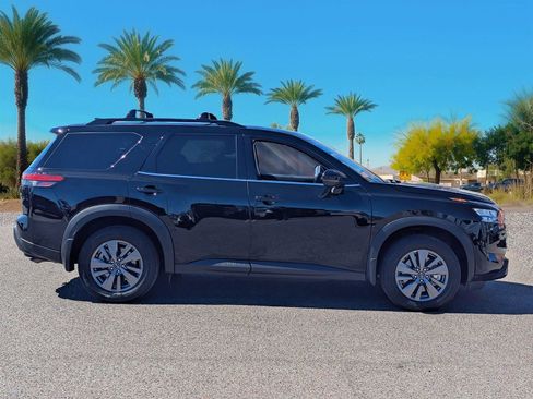 Used 2024 Nissan Pathfinder SV w/ SV Premium Package image 7