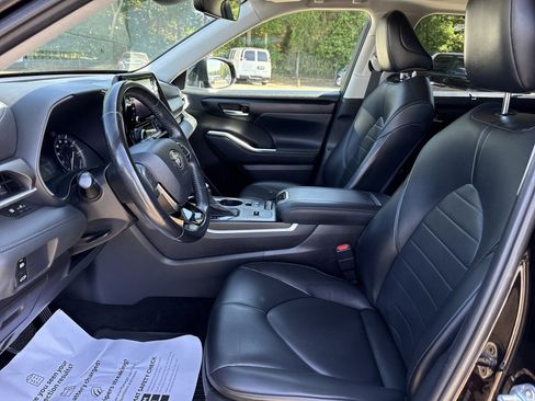 Used 2021 Toyota Highlander XLE FWD image 11