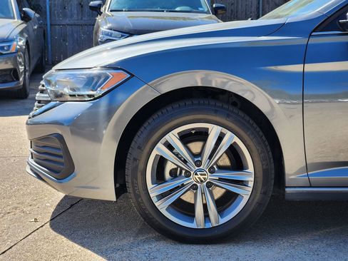 Used 2024 Volkswagen Jetta SE image 9