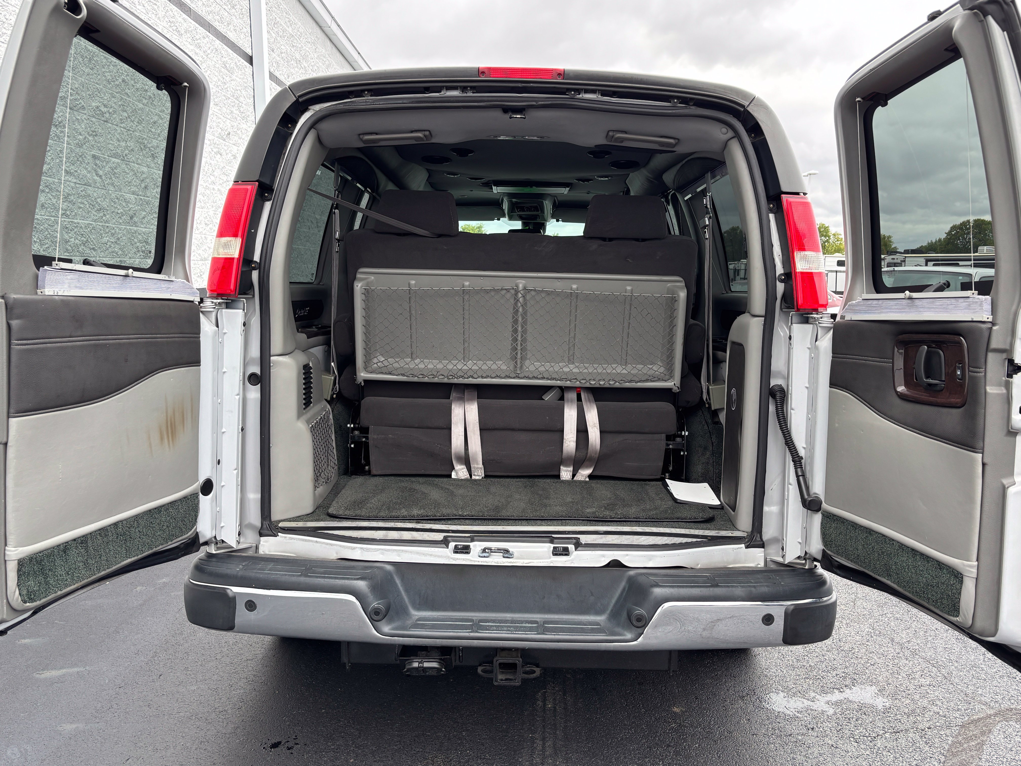 Used 2019 Chevrolet Express 2500 w/ Enhanced Convenience Package RWD image 10