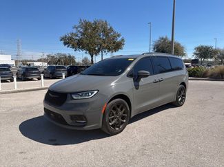 Used 2023 Chrysler Pacifica Touring-L w/ S Appearance Package video 1