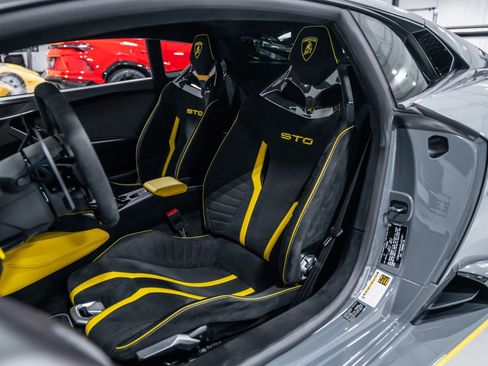 Used 2023 Lamborghini Huracan STO image 11