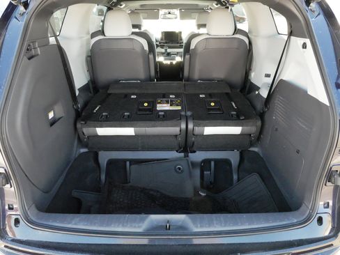 Used 2021 Toyota Sienna XSE image 18