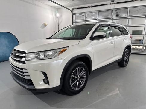 Used 2019 Toyota Highlander XLE FWD image 4