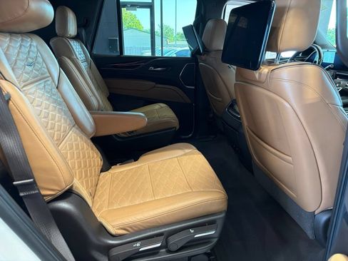 Used 2021 Cadillac Escalade Premium Luxury AWD/4WD image 12