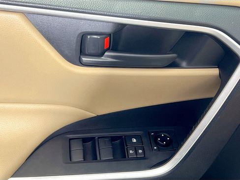 Used 2019 Toyota RAV4 LE image 16