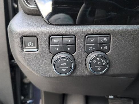 Used 2023 Chevrolet Silverado 1500 ZR2 image 17