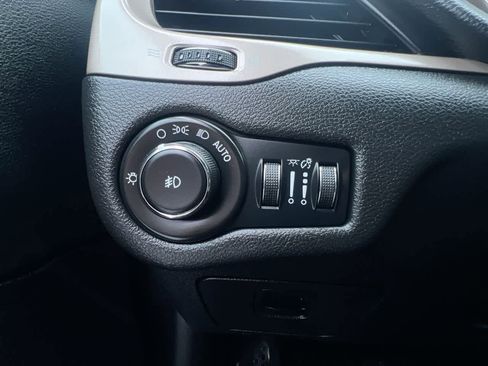 Used 2016 Jeep Cherokee Latitude w/ Cold Weather Group AWD/4WD image 18