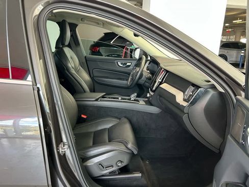 Used 2022 Volvo XC60 B6 Inscription image 19