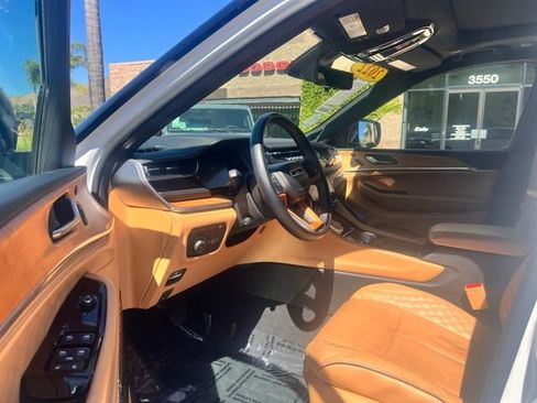 Used 2022 Jeep Grand Cherokee Summit AWD/4WD image 2