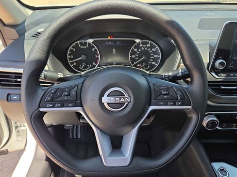 Used 2025 Nissan Altima 2.5 SV FWD image 19