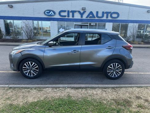 Used 2023 Nissan Kicks SV image 3