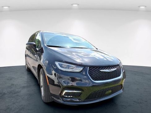 Used 2024 Chrysler Pacifica Touring-L w/ Uconnect Theater Family Group AWD/4WD image 7