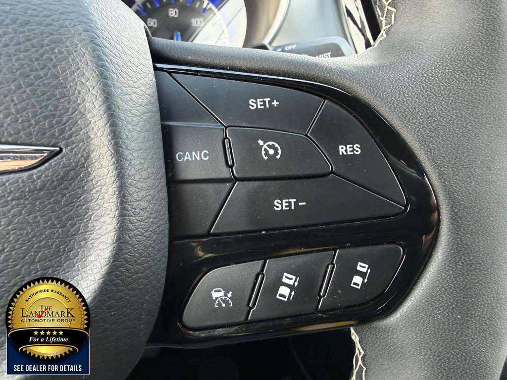 Used 2025 Chrysler Pacifica Limited FWD image 11