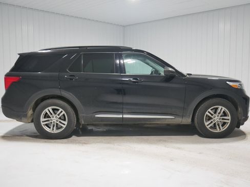 Certified 2022 Ford Explorer XLT image 4