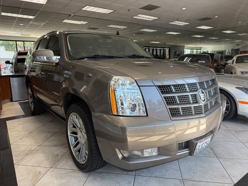Used 2013 Cadillac Escalade Premium RWD image 2