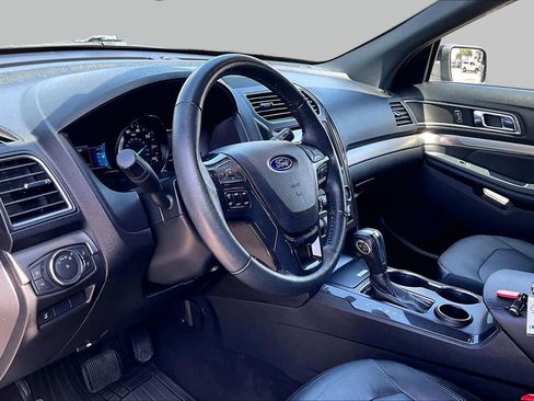 Used 2018 Ford Explorer XLT w/ Equipment Group 202A FWD image 19