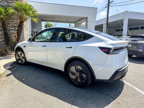 Used 2026 Tesla Model Y 2WD image 3
