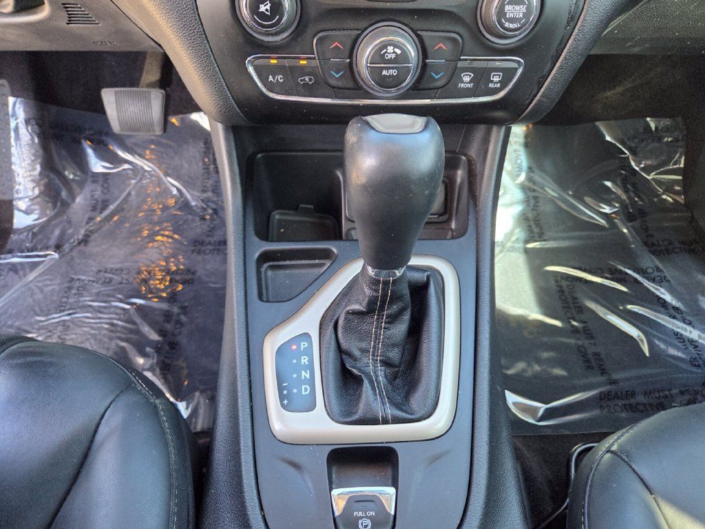 Used 2017 Jeep Cherokee Limited w/ Technology Group FWD image 31