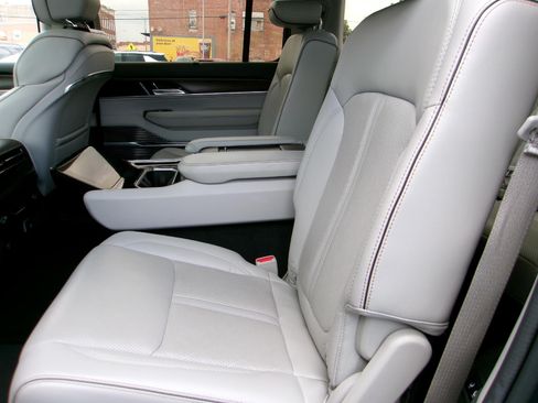 Used 2022 Jeep Grand Wagoneer Series II w/ Premium Group II AWD/4WD image 9