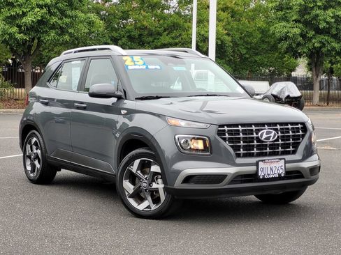 Used 2025 Hyundai Venue SEL FWD image 2