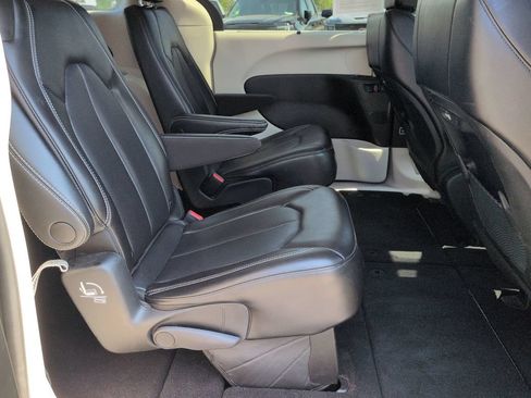 Used 2023 Chrysler Pacifica Touring-L FWD image 23