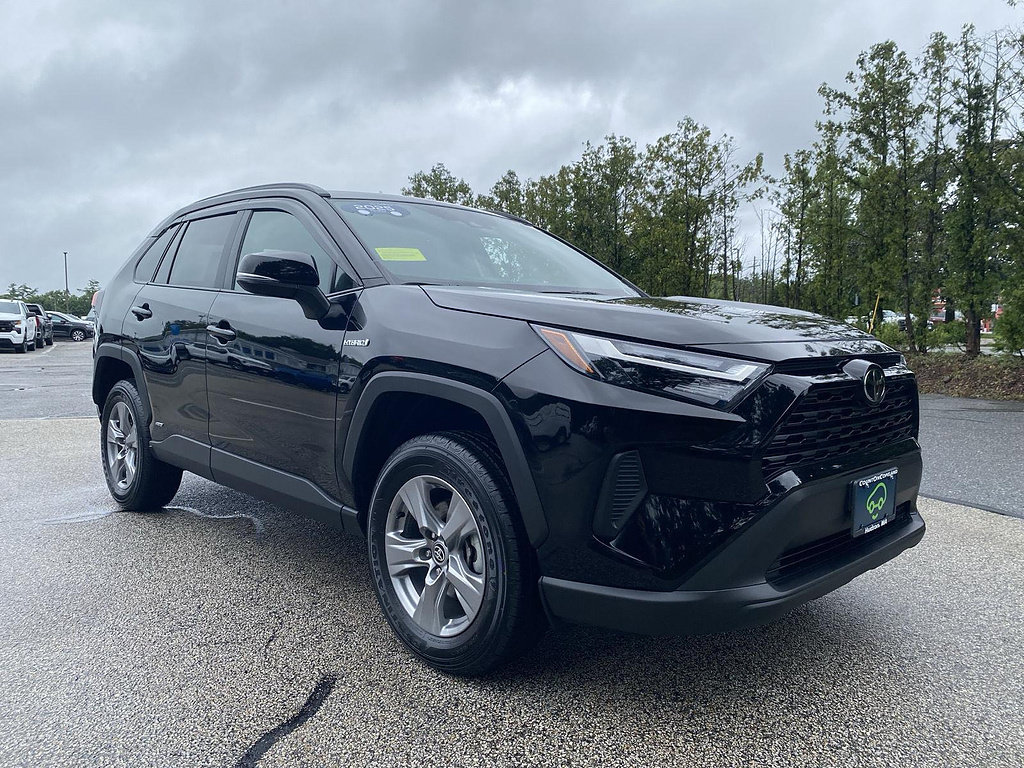 Used 2025 Toyota RAV4 XLE w/ Convenience Package AWD/4WD image 3