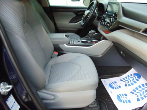 Used 2021 Toyota Highlander LE AWD/4WD image 6