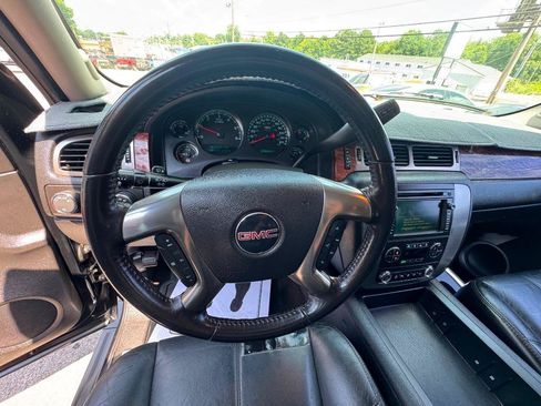 Used 2007 GMC Yukon XL SLT w/ SLT Preferred Equipment Group AWD/4WD image 12