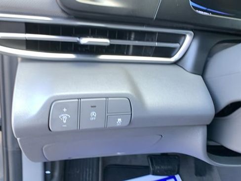 Used 2025 Hyundai Elantra SE FWD image 11
