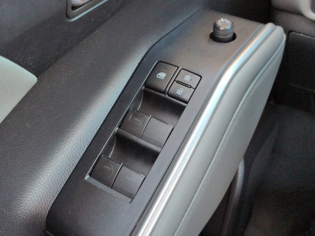 Used 2021 Toyota Highlander XLE FWD image 24