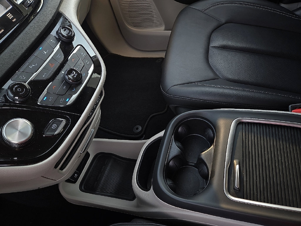 Used 2024 Chrysler Pacifica Touring-L FWD image 20