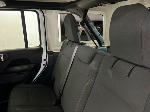 Used 2025 Jeep Wrangler Unlimited Sahara AWD/4WD image 20
