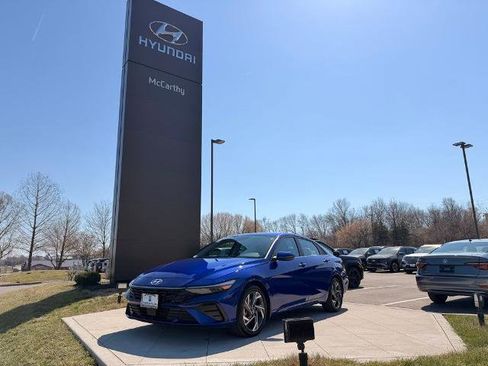 Used 2025 Hyundai Elantra Limited image 1