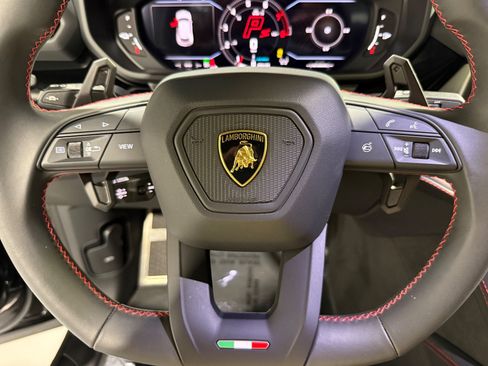Used 2025 Lamborghini Urus SE AWD/4WD image 31
