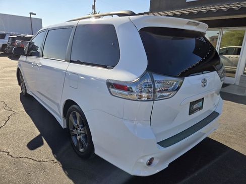 Used 2016 Toyota Sienna SE image 3