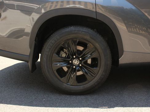 Used 2021 Toyota Highlander XLE AWD/4WD image 5