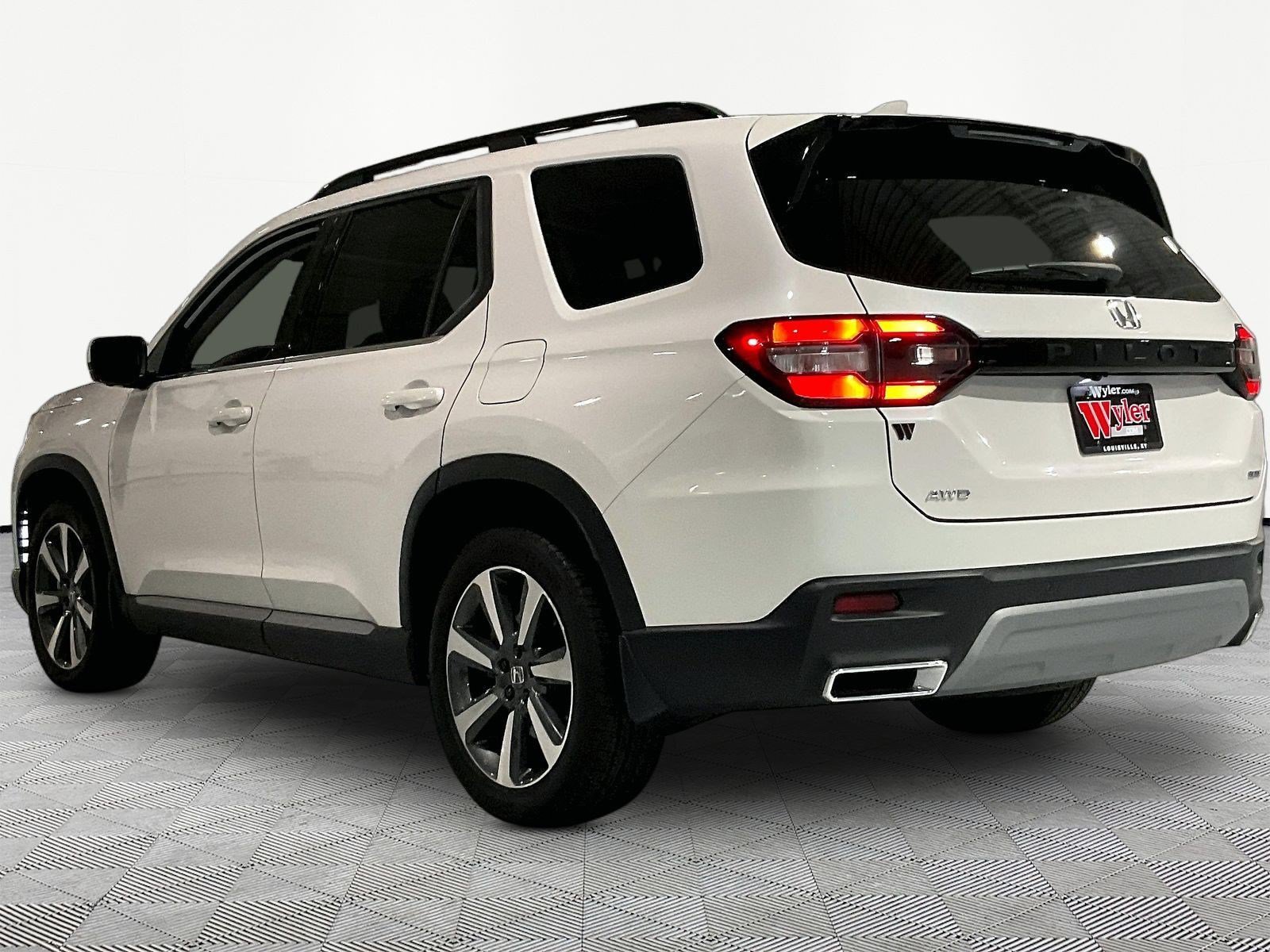 Used 2025 Honda Pilot Elite image 4