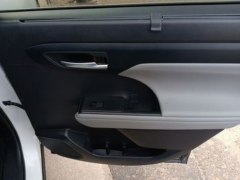 Used 2021 Toyota Highlander XLE image 31