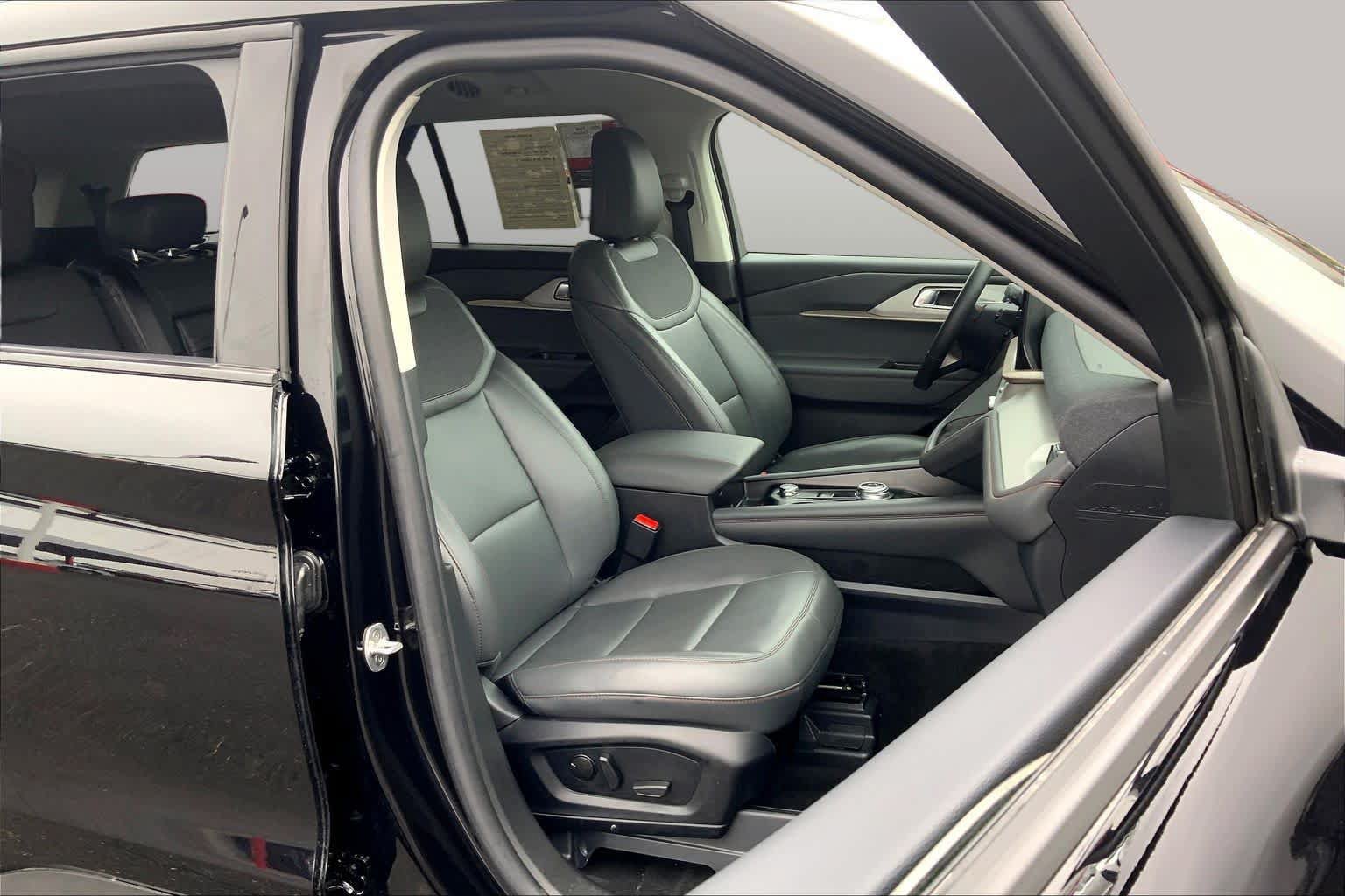 Used 2025 Ford Explorer Active w/ Active Comfort Package RWD image 9