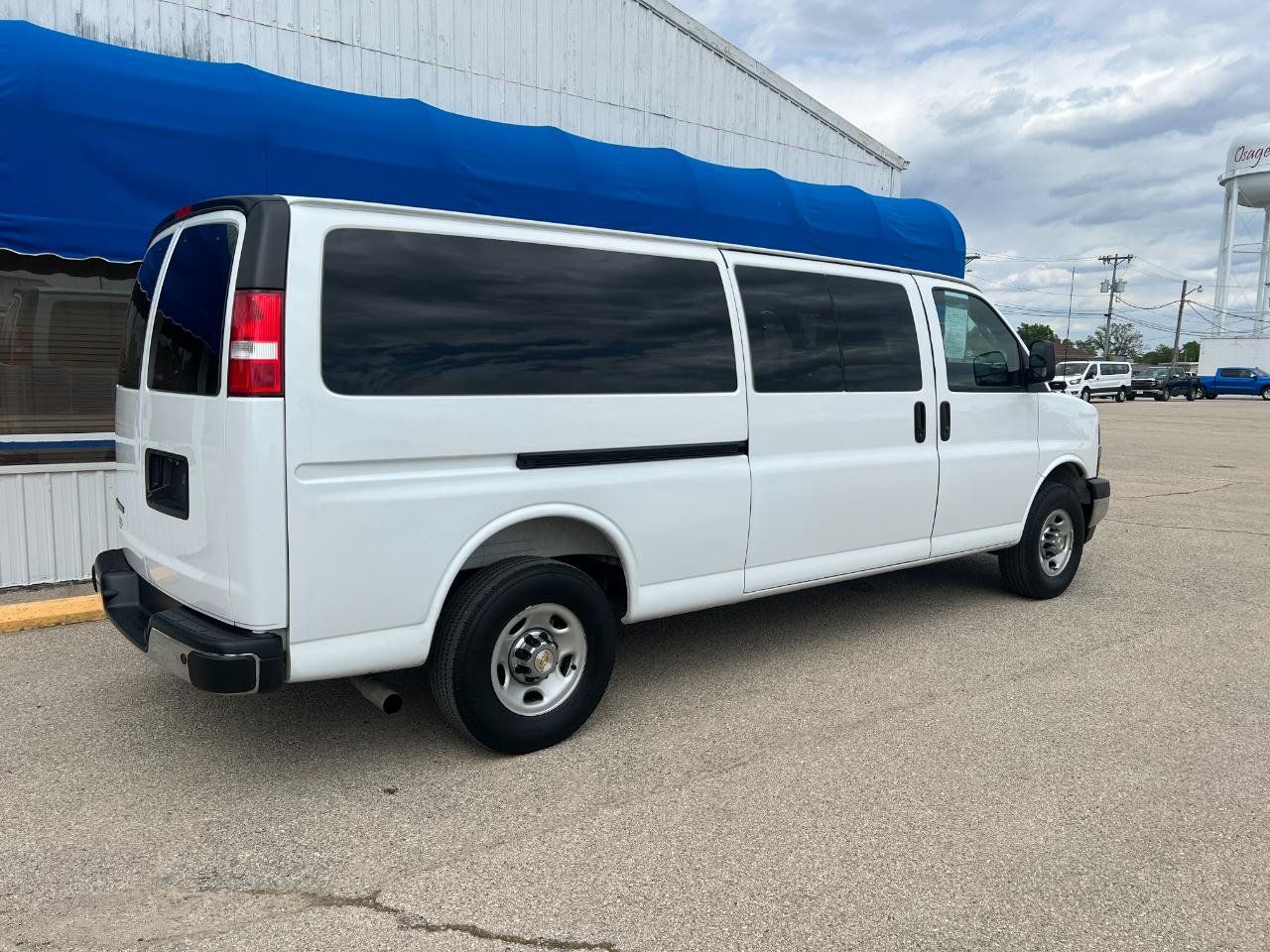 Used 2025 Chevrolet Express 3500 LT w/ LT Preferred Equipment Group RWD image 21