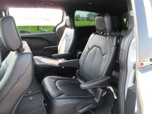 Used 2025 Chrysler Pacifica Select w/ Fav Edition Package FWD image 19