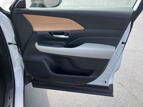 Certified 2025 Toyota Grand Highlander AWD Hybrid image 38