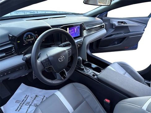 Used 2025 Toyota Camry SE image 9