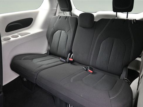 Used 2022 Chrysler Voyager LX FWD image 13