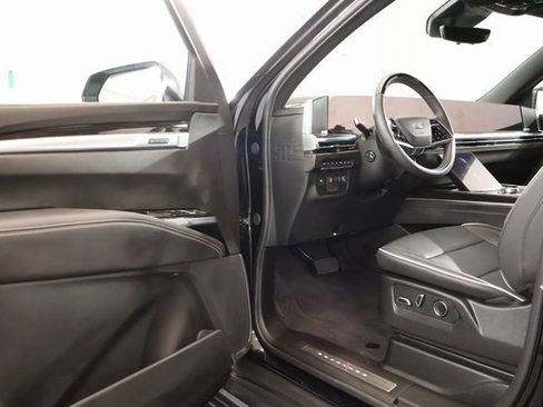 Used 2026 Cadillac Escalade ESV Luxury w/ Touring Package AWD/4WD image 8