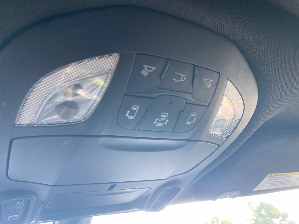 Used 2025 Chrysler Pacifica Limited FWD image 26