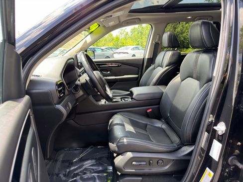 Used 2024 Honda Pilot Touring image 10