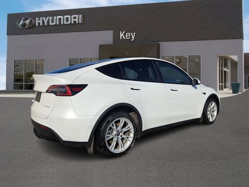 Used 2022 Tesla Model Y Long Range image 4