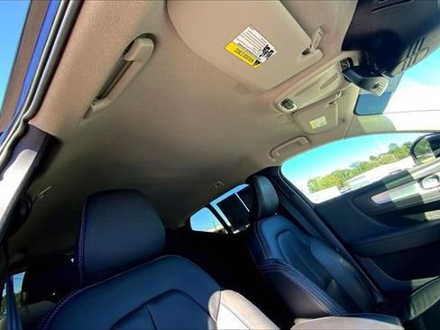 Used 2022 Volvo XC40 T5 Momentum image 22